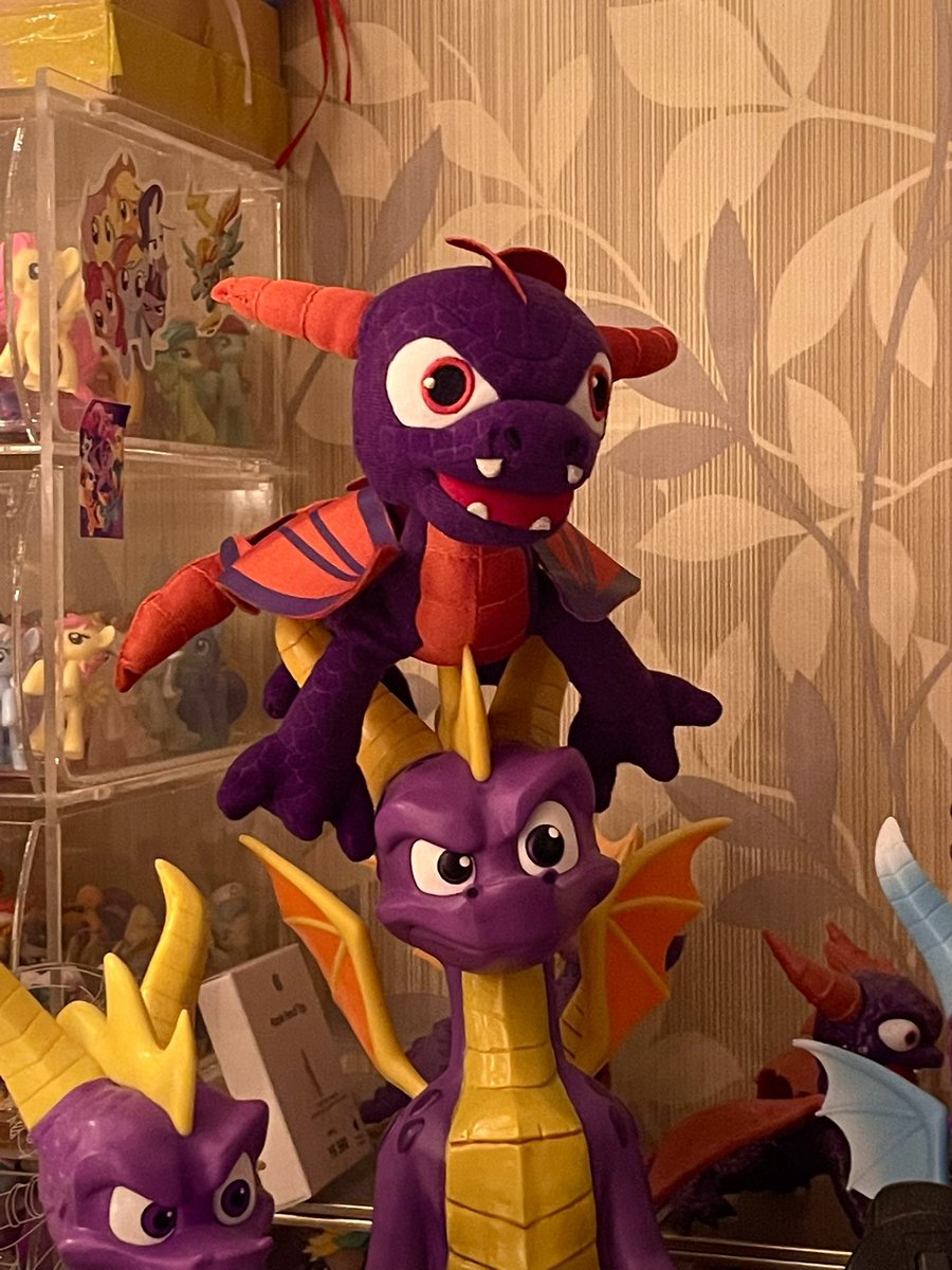 _Koffeemilk_'s tweet photo. I love this moment so much when you put part of the collection in one place and it gets bigger >:з
I think that by the New Year I will make a new general photo of the entire collection in full 🤔
#Spyro #SpyroTheDragon #spyrofan #spyrocollection #skylanders #spyrotoys #collection https://t.co/MhpQJMpgSq