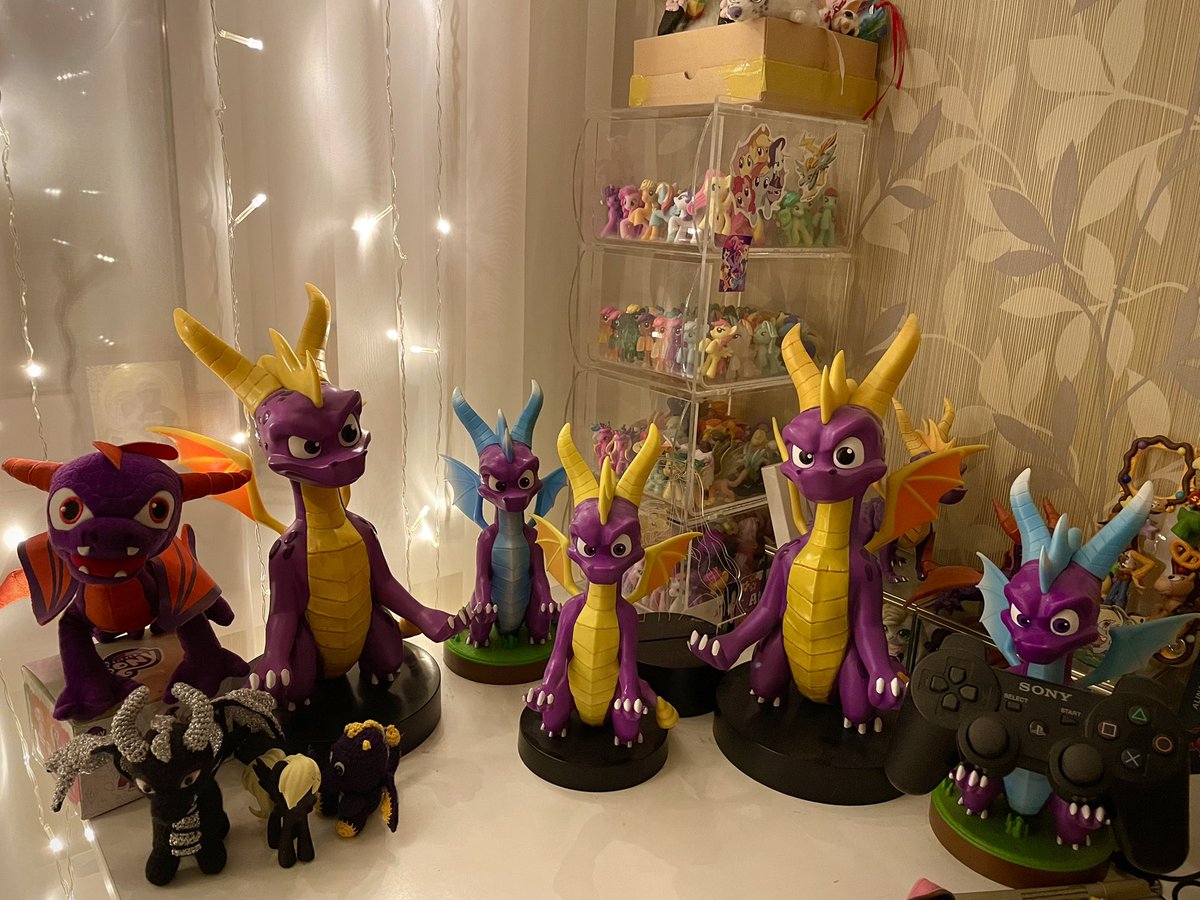 _Koffeemilk_'s tweet photo. I love this moment so much when you put part of the collection in one place and it gets bigger >:з
I think that by the New Year I will make a new general photo of the entire collection in full 🤔
#Spyro #SpyroTheDragon #spyrofan #spyrocollection #skylanders #spyrotoys #collection https://t.co/MhpQJMpgSq