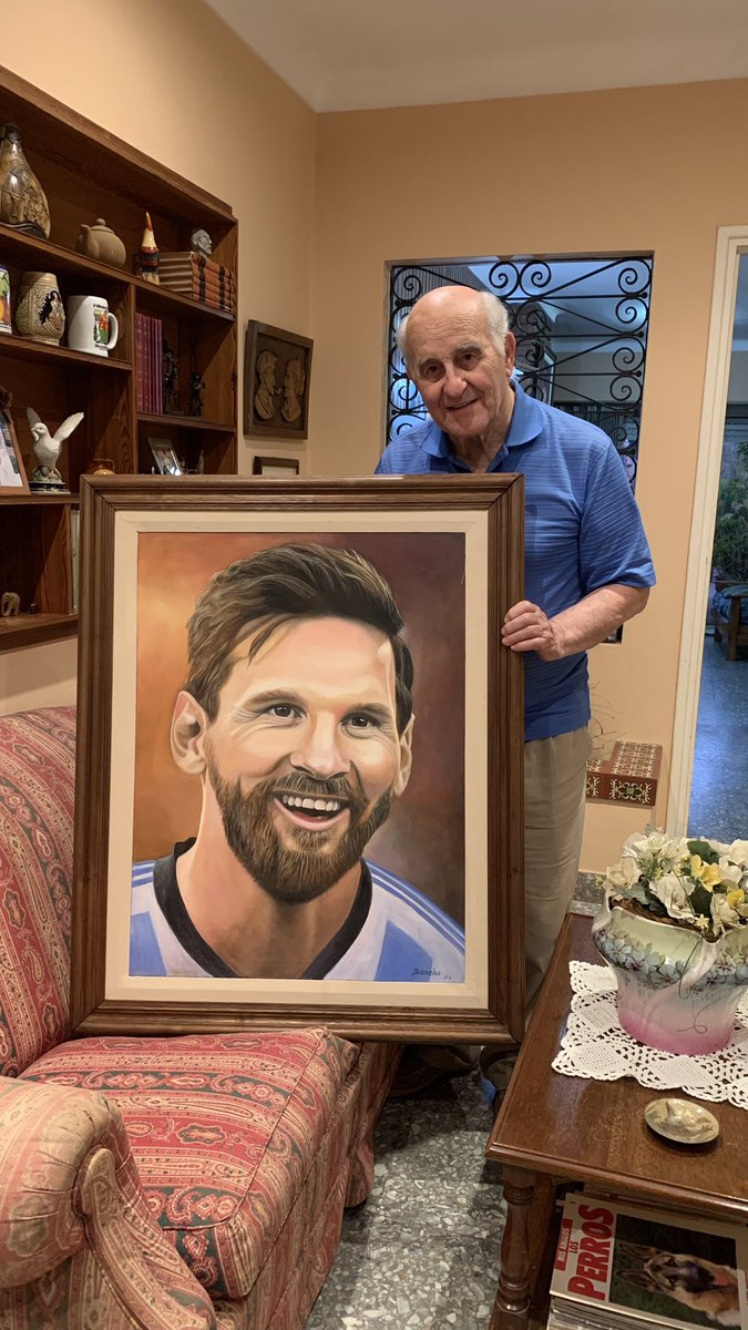 Hola! este es mi abuelo Fernando. Pintó cuadros toda su vida y esta es su obra más reciente🤩 Nuestro mayor logro sería hacerle llegar esta foto a Messi. Ayudarían mucho dando like, retwiteando, y etiquetando al kun que tiene twitter u otros jugadores de la selección🫶🏼