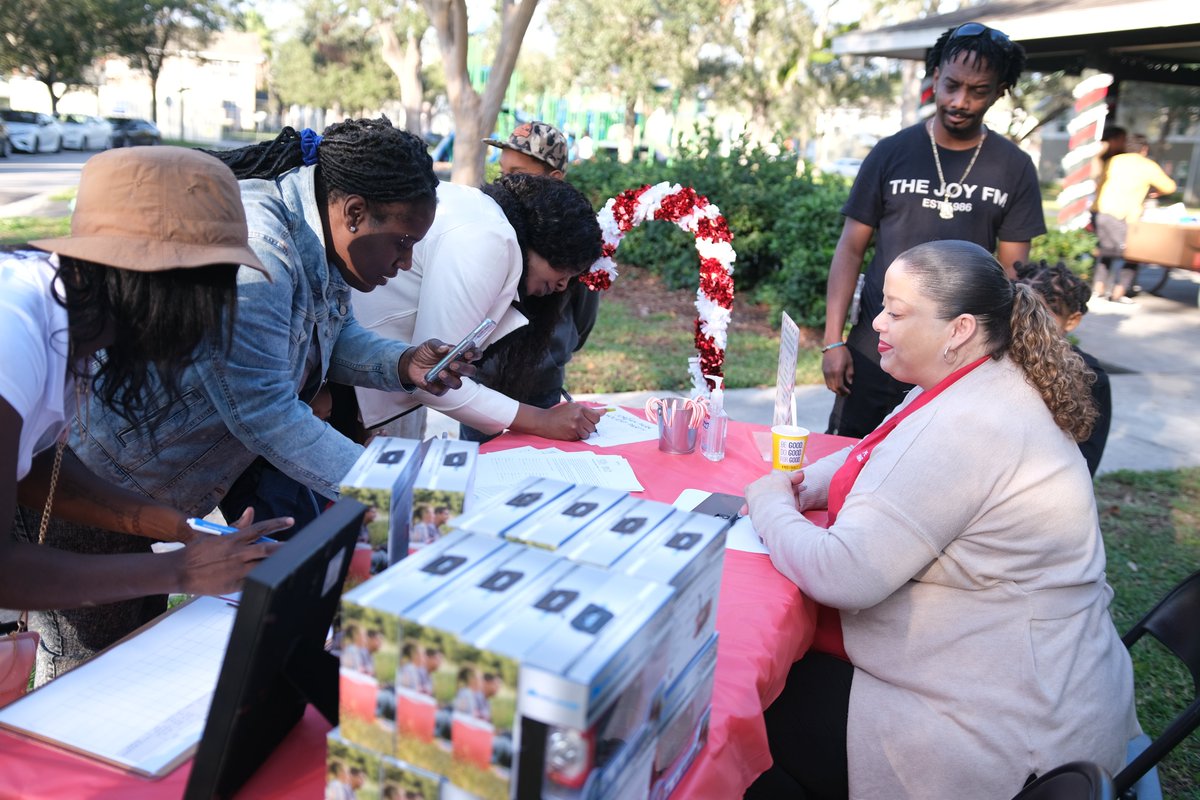 We had a wonderful turn out for our first Very Merry Holiday Party at Jordan Park on December 21st! Thank you so much to to our sponsors for making this festive community event possible! 

#stpeteha #aetna #chasebank #unitedwaysuncoast #pathfinder #SPPD #SFR #dominos #konaice