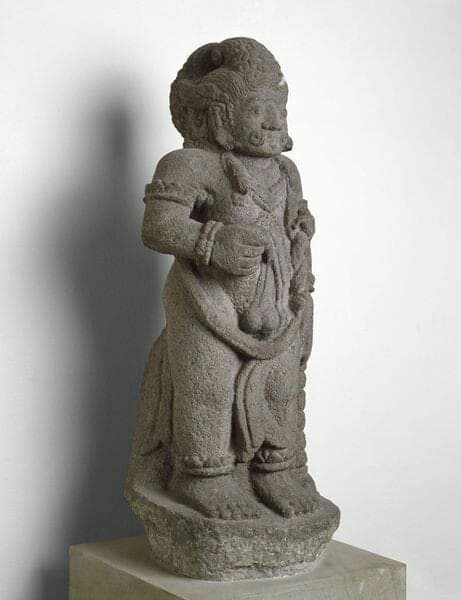 Apakah benar yang dipegang Bima adalah #latolato? Mari berdiskusi di akhir pekan yg bahagia ini. 

Arca Bhima, koleksi Victoria and. Albert Museum, London.