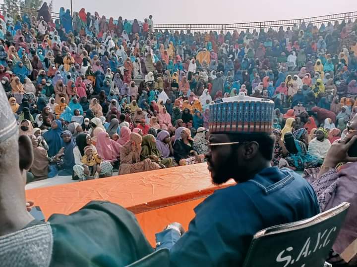 Shaabansharada's tweet photo. Alhamdulillah, cikin Ikon Allah mun Sami wani kwarya-kwaryar ganawa da Kungiyar Door-To-Door Mobilization a yammacin yau 29/12/22...Nayi Maganganu da dama, Masu iya magana kan ce, Tarin Jama'a ne Kasuwa ba Tarin Rumfuna ba.Allah ya bamu Sa'a #ADP2023 #Kanofirst #DanQaraminSauro🦟 https://t.co/XmXp6eUTvj