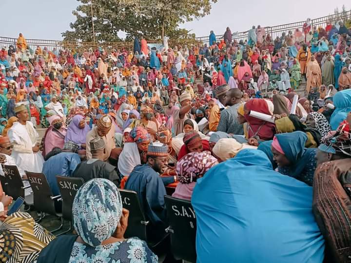 Shaabansharada's tweet photo. Alhamdulillah, cikin Ikon Allah mun Sami wani kwarya-kwaryar ganawa da Kungiyar Door-To-Door Mobilization a yammacin yau 29/12/22...Nayi Maganganu da dama, Masu iya magana kan ce, Tarin Jama'a ne Kasuwa ba Tarin Rumfuna ba.Allah ya bamu Sa'a #ADP2023 #Kanofirst #DanQaraminSauro🦟 https://t.co/XmXp6eUTvj
