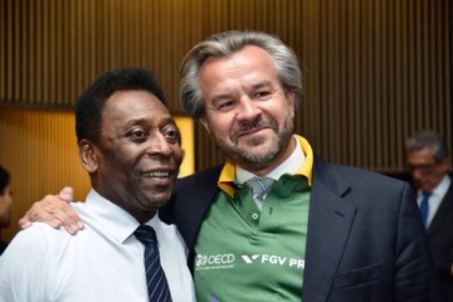 pitres's tweet image. The King @Pele has gone to a better place after a Life extremely Well Lived. A wonderful unique combination of talent,humility &amp;amp; humanity. For me he will always be the best ever &amp;amp; meeting him back in 2014 to launch @OECD #BetterLifeIndex, a childhood dream come true. #RIP #DEP