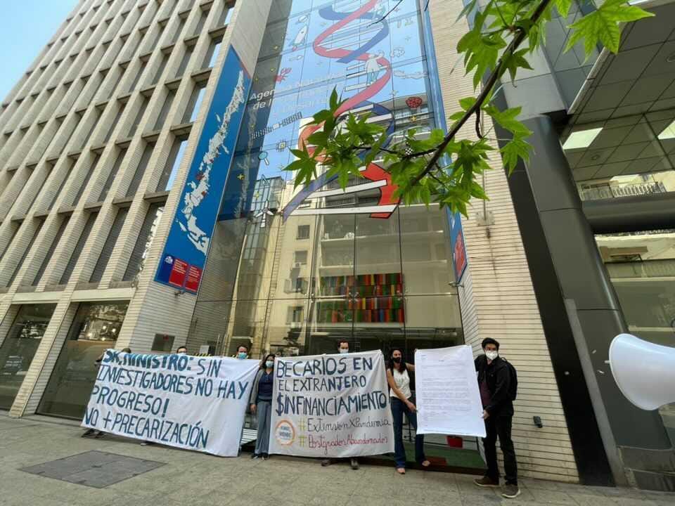 comisionbecas's tweet photo. Asimismo, agradecemos a nuestras organizaciones aliadas, quienes nunca bajaron los brazos ante este problema y creamos lazos de confianza y compañerismo @ANIP_Chile @ceipchile1 @BecarAfectados! En especial al equipo de coordinación de afectados por su trabajo sin descanso! https://t.co/tdhNTFib5b