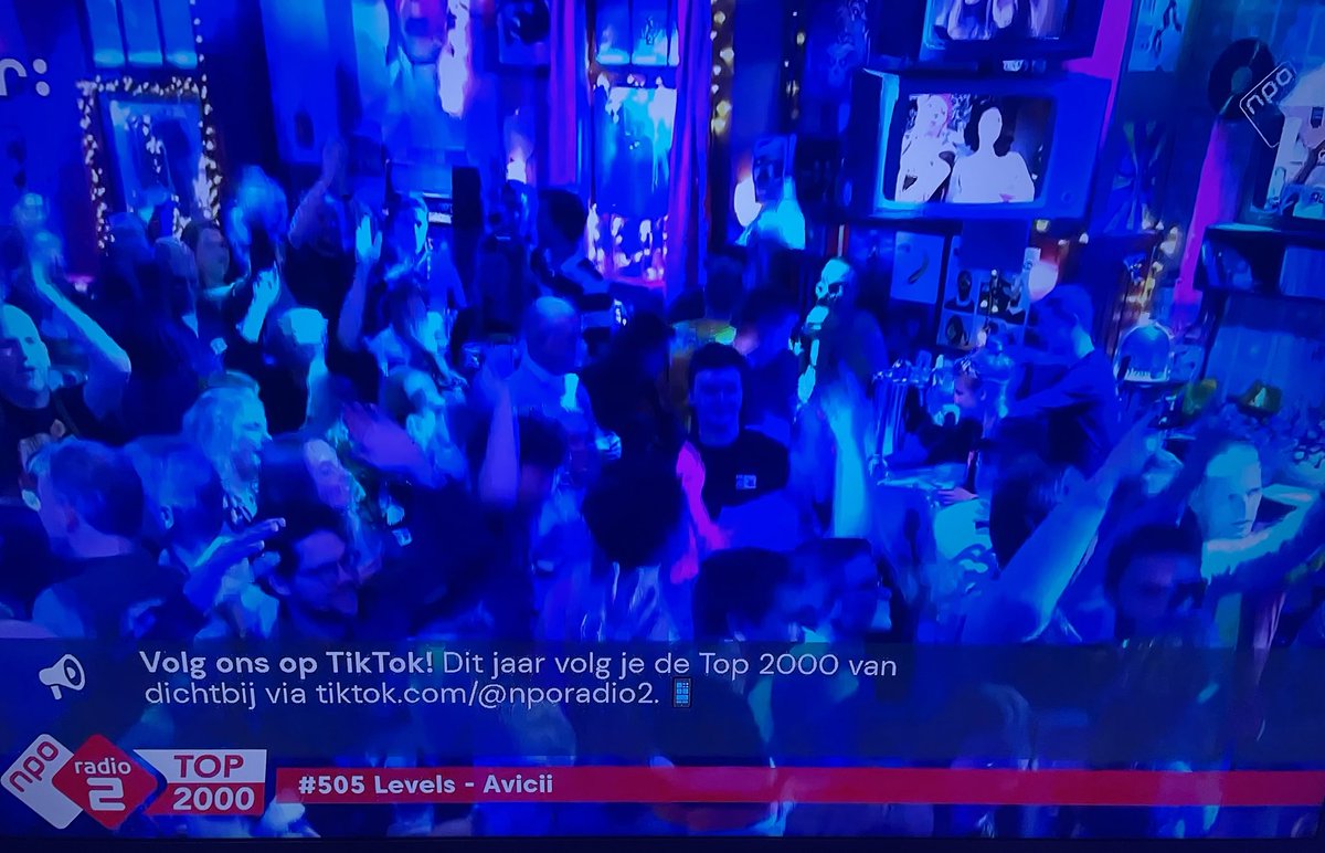 Dr_Zapper_'s tweet photo. Het café gaat los op Avicii en ik zit er gewoon met drie lagen kippenvel naar te kijken, wat een plezier en wat een genot om dit ieder jaar weer te mogen zien en beleven 🥰 #Top2000 #Top2000cafe #NPORadio2 https://t.co/FAYsE0iarp