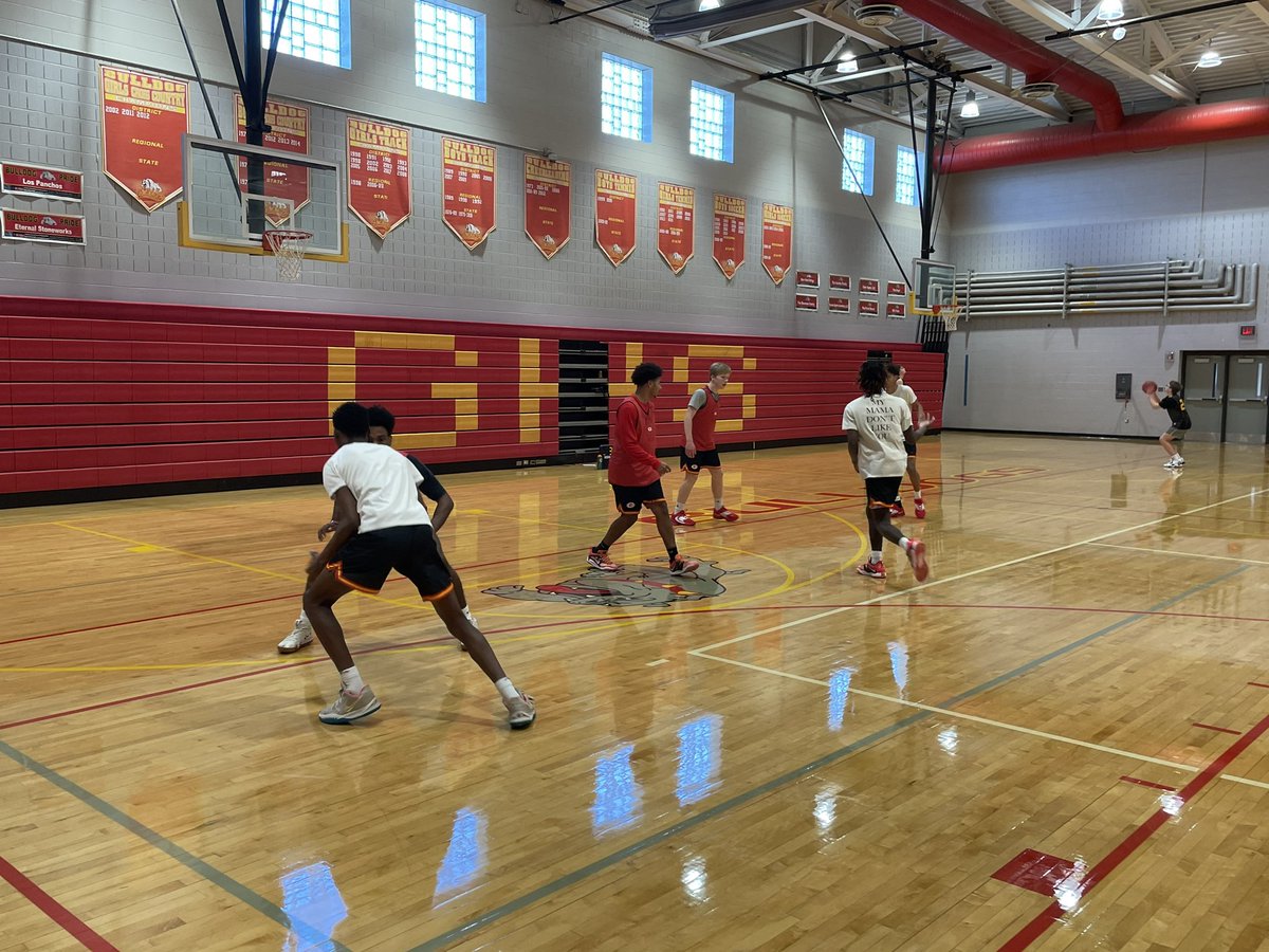 12prgordon's tweet photo. We had a few special guest at practice today. I was in and out of the gym, and I didn’t see Pax. Next thing you know he is in the locker room giving fist bumps to the guys!
I was so happy to see @jamel_allen &amp; @dallasholmes23 come to practice and help our team. 
@GoochlandBBall https://t.co/8CdBSqN2Wl