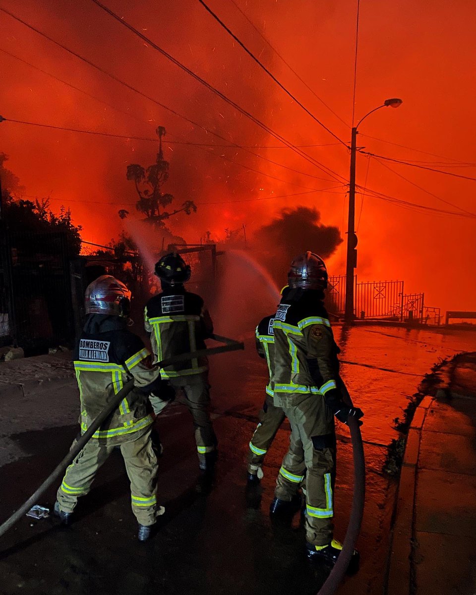 CuartabombaVA's tweet photo. El día jueves 22 del presente, nuestra compañía es despachada con su máquina 42 en apoyo a la comuna de Viña del Mar. En el lugar se mantenía un incendio forestal de proporciones, el cual afecto más de 100 hectáreas de vegetación y gran cantidad de viviendas. https://t.co/Aku75DQXKC