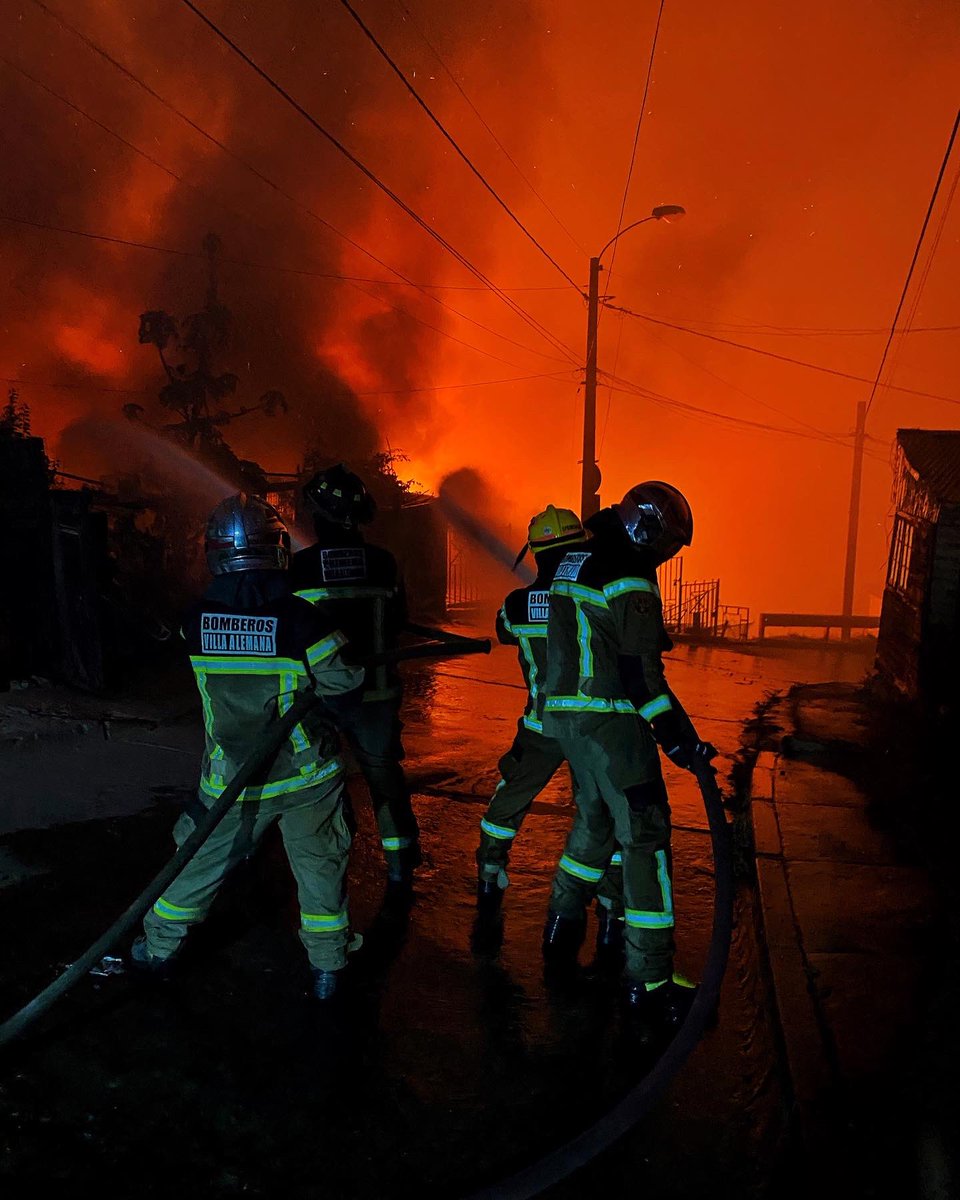 CuartabombaVA's tweet photo. El día jueves 22 del presente, nuestra compañía es despachada con su máquina 42 en apoyo a la comuna de Viña del Mar. En el lugar se mantenía un incendio forestal de proporciones, el cual afecto más de 100 hectáreas de vegetación y gran cantidad de viviendas. https://t.co/Aku75DQXKC