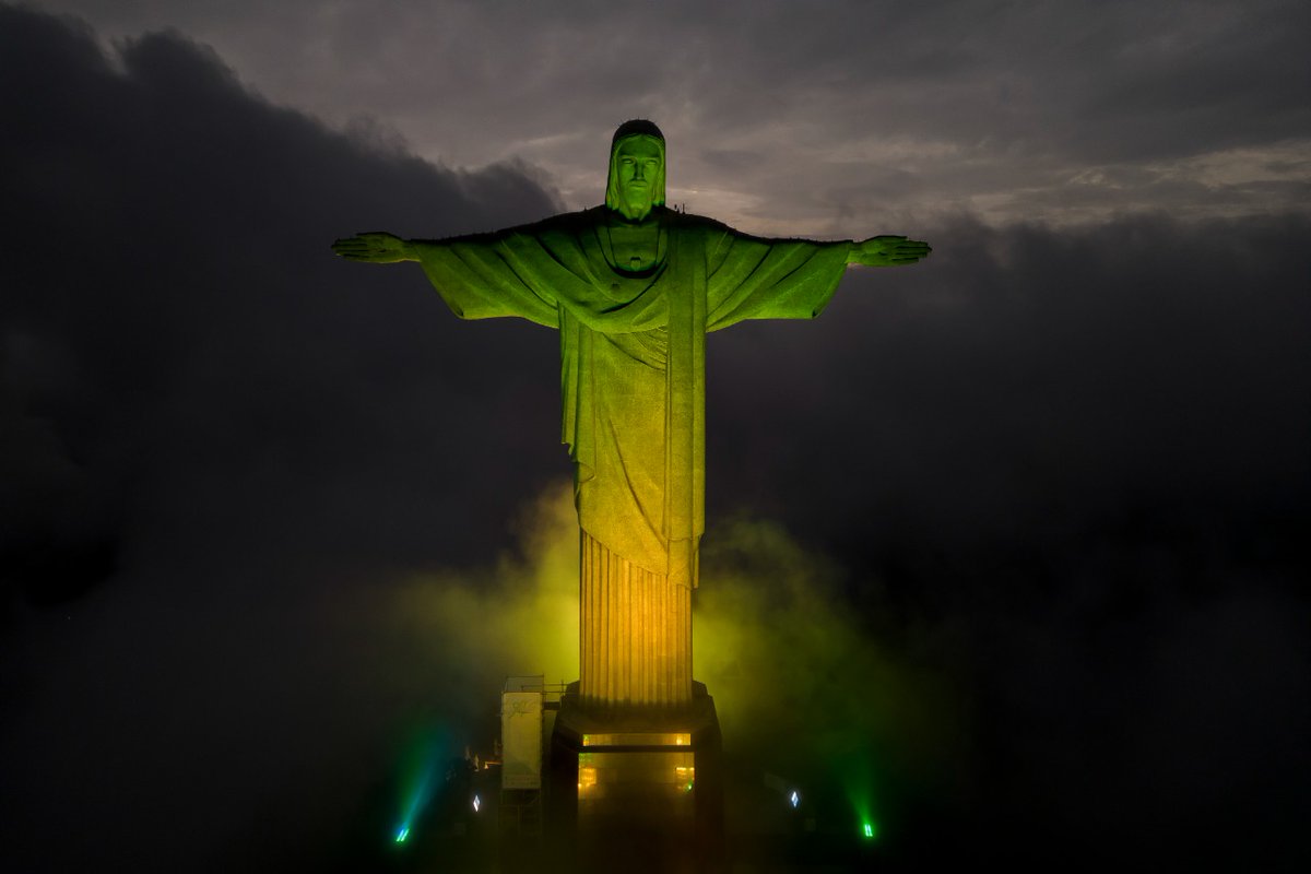 El_Universal_Mx's tweet photo. 🇧🇷El Cristo Redentor, símbolo de Río de Janeiro y de Brasil, se tiñó este jueves de verde y amarillo en señal de respeto por la muerte del único tricampeón mundial de futbol, Pelé 
https://t.co/Yl1BNLS5h2 

📸FOTO: AFP https://t.co/8xD1RSCoo2