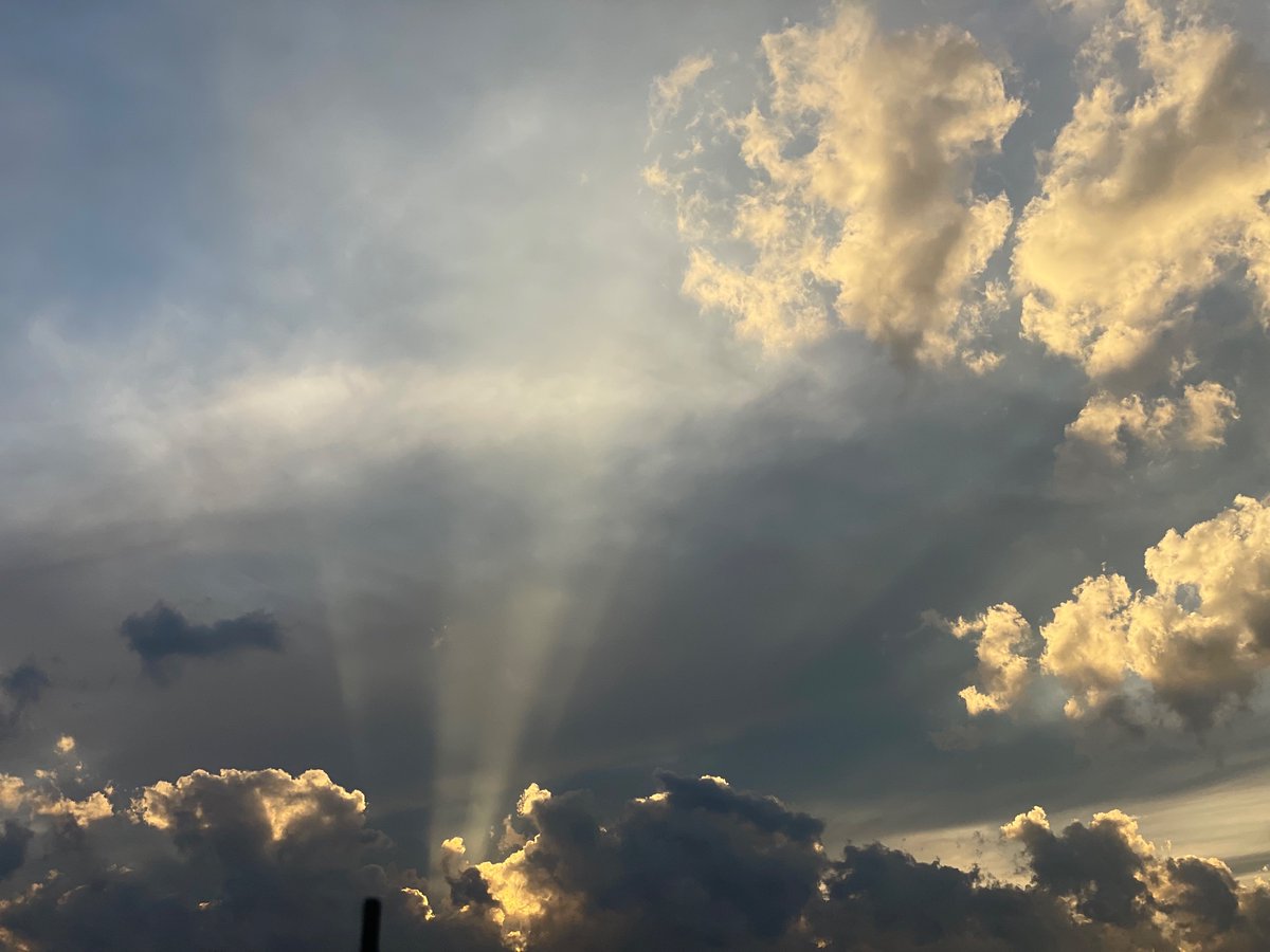 Hermoso Atardecer 
(29-12-22  17:52 hrs)

Saludos desde nuestro hermoso Valle  de México  

Tlalnepantla de Baz, Estado de México 

#ClimaAlAire 
<a href="/mendezraq/">RAQUEL MÉNDEZ AVALOS</a>

<a href="/PaolaRojas/">Paola Rojas</a>