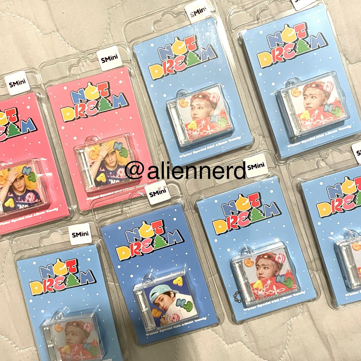 พร้อมส่ง 1 มค🎄รอบหิ้วกวางยา

🤍Smini candy nct dream ไม่แกะ🤍
ปก ver jaemin แจมิน มี 4 บั้ม
ปก ver jeno เจโน่ มี 2 บั้ม
ปก ver mark มาร์ค มี 1 บั้มสุดท้าย

ราคา 450.- ค่าส่ง 40.- ไม่บวกเพิ่มค่า

สนใจ dm สอบถามสั่งซื้อได้เลยค่าา✨

#ตลาดนัดnct #ตลาดนัดnctdream #พร้อมส่ง #ตามหา