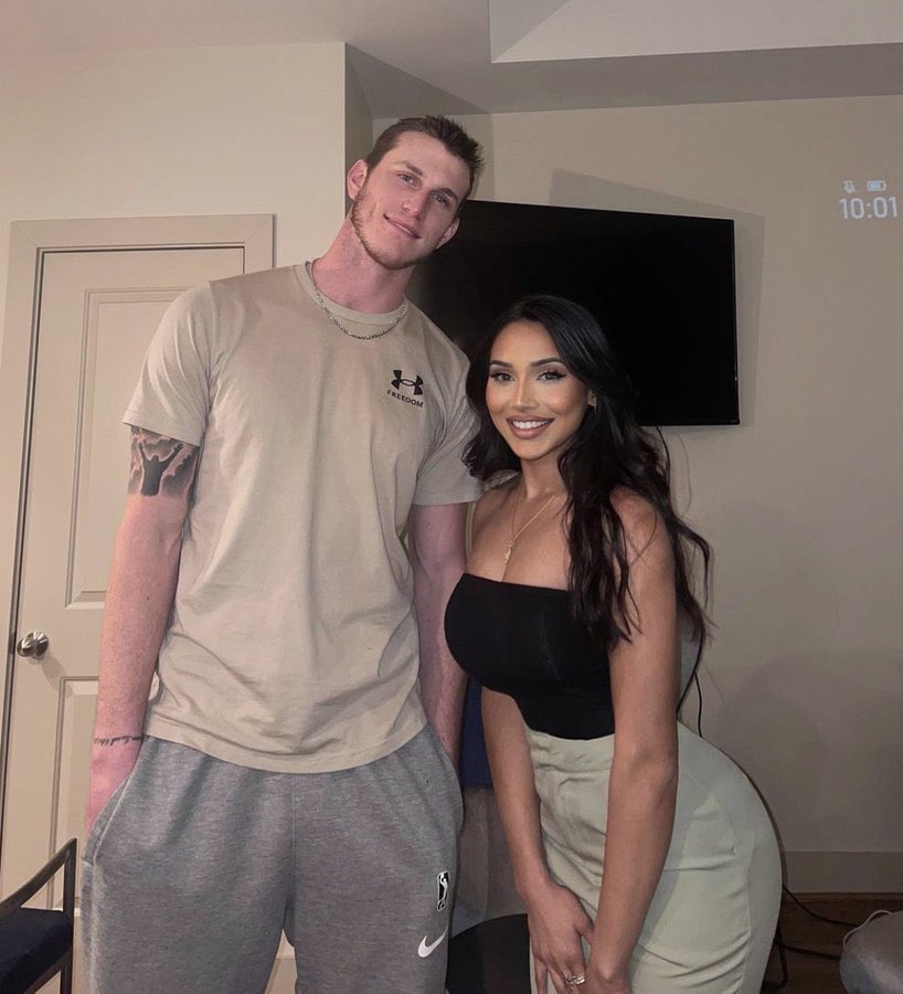 Proof being an NBA Role player gets you baddies