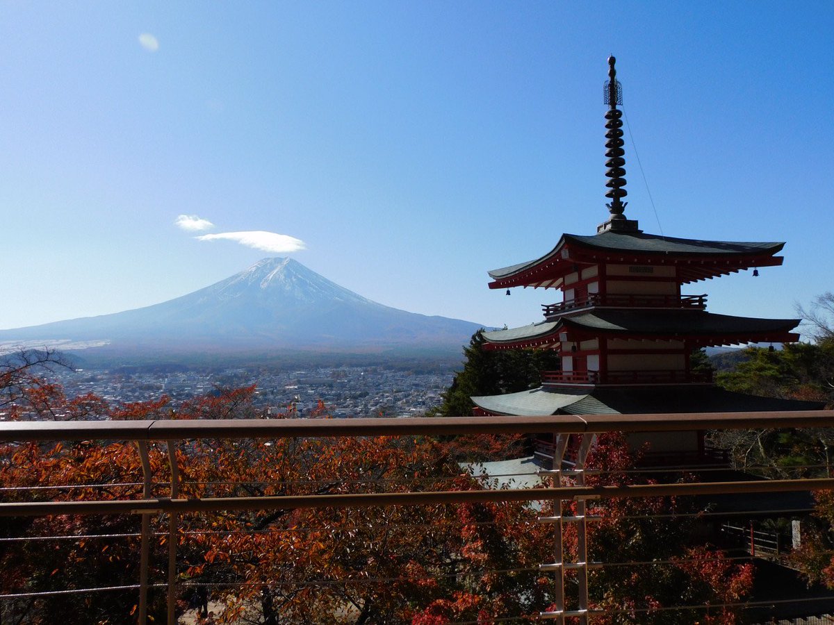 Kuramitsu0424's tweet photo. ちょっと前に富士山を反時計回りで一周してきた。途中、ゆるキャンのカリブー君を発見したので記念撮影。 https://t.co/NiALd3jlER