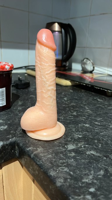 Wish I had a huge bag of dicks to play with 😈😈 https://t.co/M2d86qeNJs https://t.co/s6eBuTD6SU
