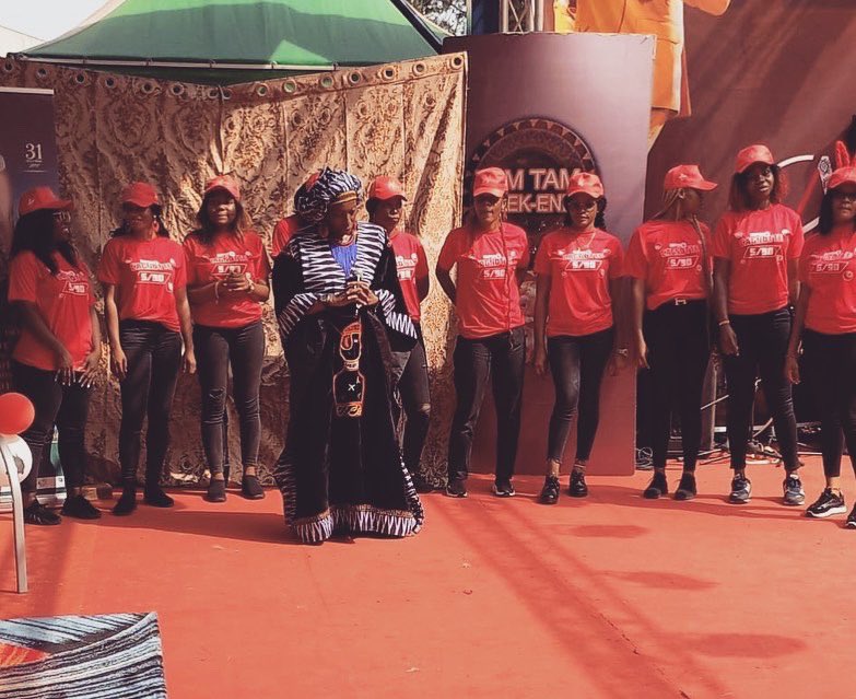 sissy_dipoko's tweet photo. Merveilleuse émission tv de noël dont j’étais l’invitée #tamtamweekend #tvcameroun #cameroon #tv #sissy #sissydipoko #munam #yélélé 2/3 https://t.co/67z4eR1NQG