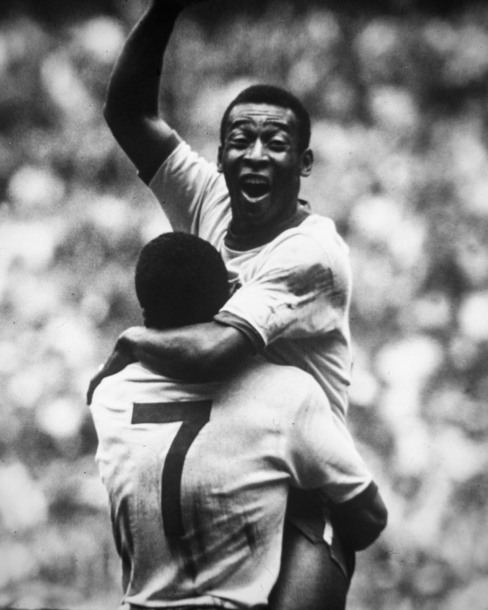 GarethBale11's tweet photo. A giant of the game and the reason so many of us love football. Rest in peace, legend. 👑  @Pele https://t.co/biAlOTnIaT