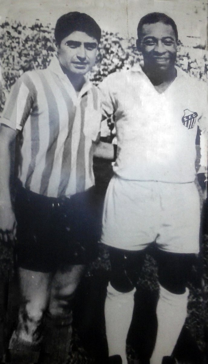 RacingClub's tweet photo. "Racing es algo especial. Su gente, la hinchada... Todo nació en la década del 60, cuando disputábamos los clásicos partidos por la Copa Libertadores entre Racing y Santos".

🎙️Pelé, marzo de 1999. https://t.co/gc9bS6EemF