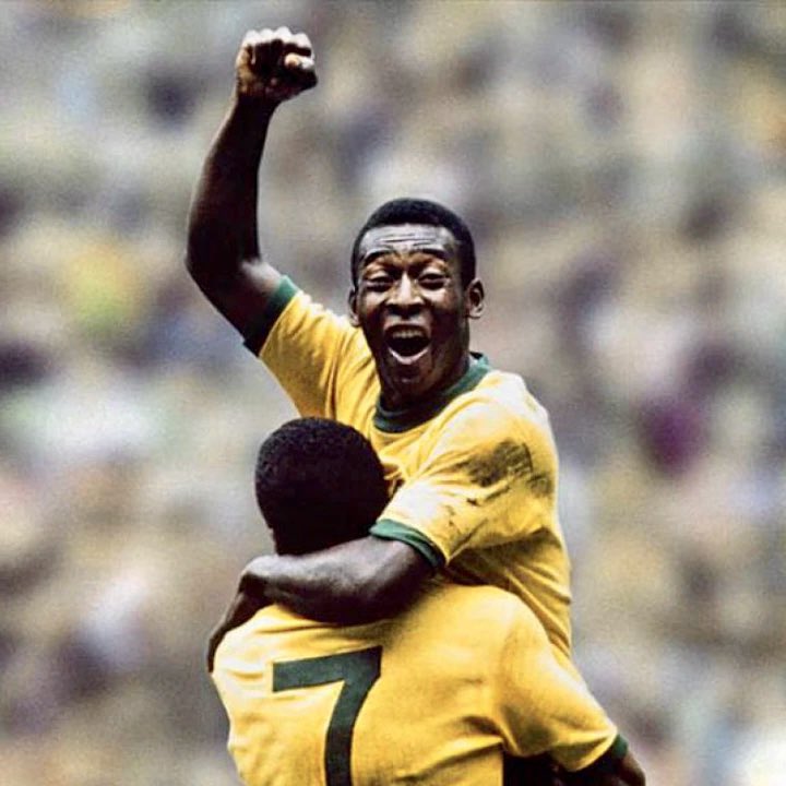 DuvalValverde30's tweet photo. EL MEJOR DE TODOS LOS TIEMPOS. "👑REY PELE" SE FUE UNA LEYENDA DE FUTBOLL 😔 https://t.co/zmFfhbstaw