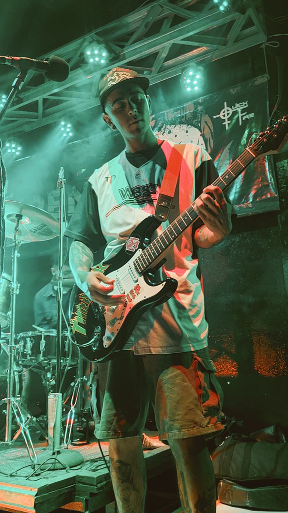 _LISIADOS_'s tweet image. Juernes de Punk Rock🔥
Alan en el Sereno Bar. Ezeiza. Año 2022.