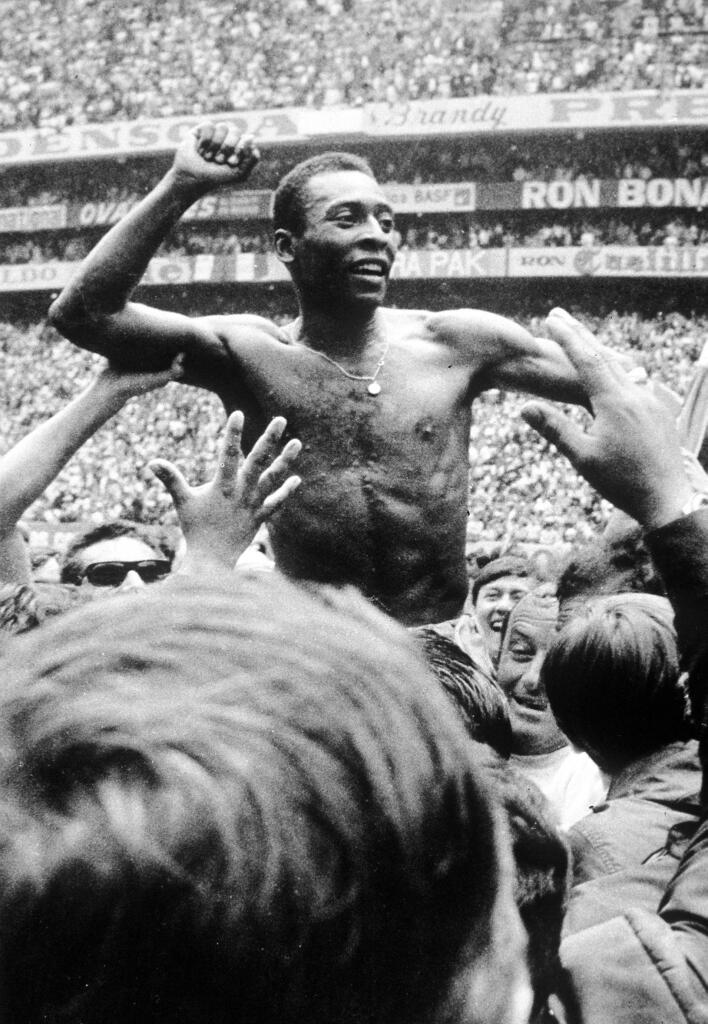 Football2wire's tweet photo. Farewell to the King. The Legend has rested. 
 
Rest in peace, Pelé. 💙 https://t.co/QsVOBpsx5Q