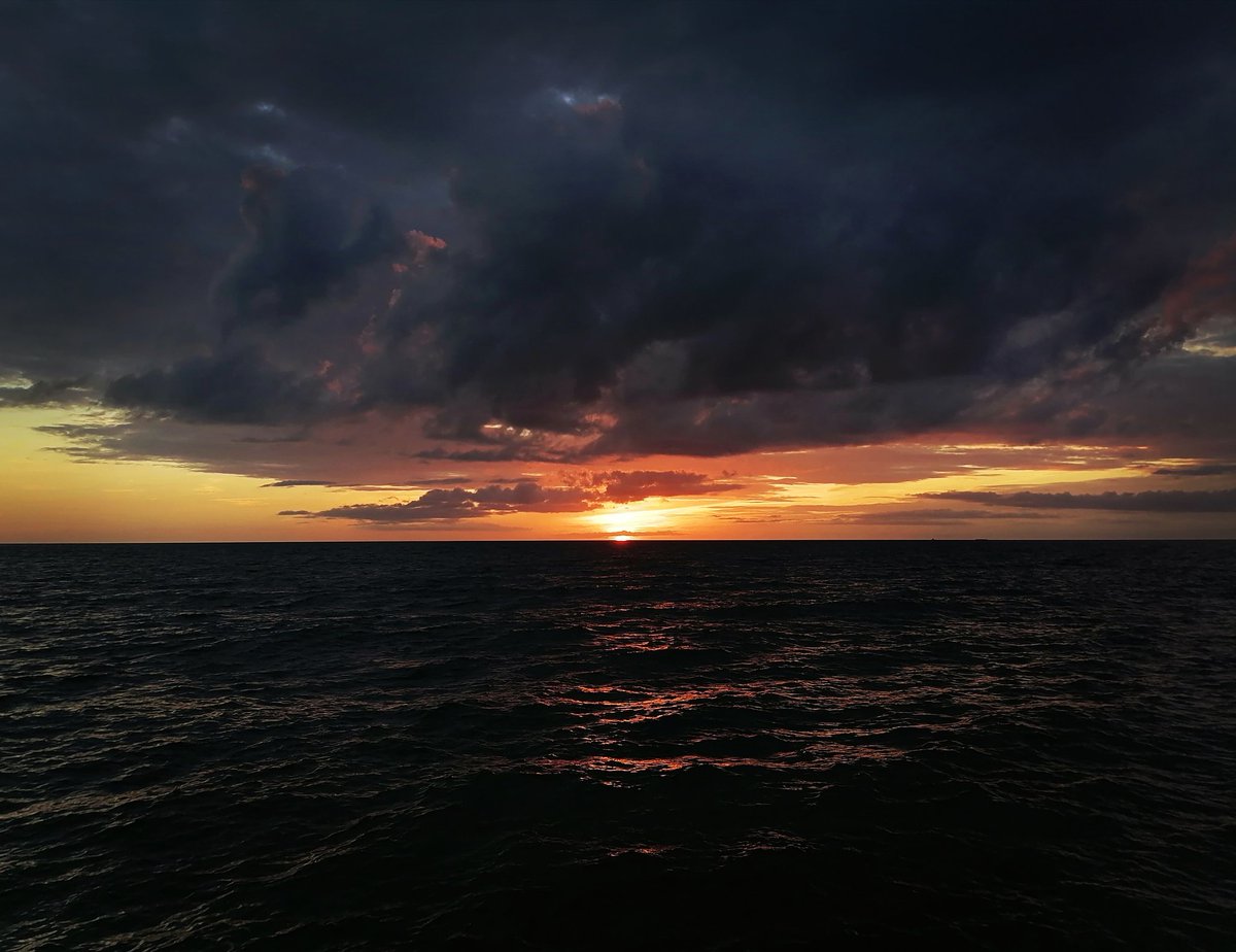 alexjajapoli's tweet photo. Darkside Sunset 🖤🧡💛 "X vedere la luce devi prima attraversare l oscurità" #sea #sunset #darksunset #darkclouds #lightside #darkside #sunsetlover #sunsetmoment #sunsetphotography #ilpontiledelforte #29dicembre #lifeonthedarksea https://t.co/LNo5lEqX9S