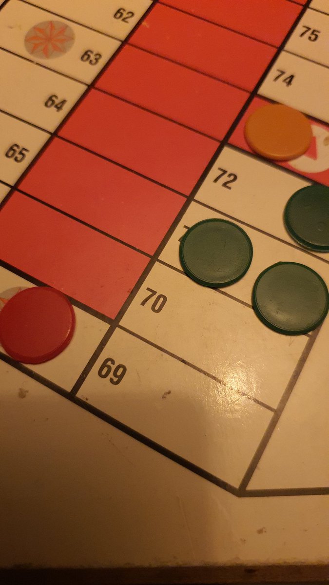 PatriDice's tweet photo. La roja ha sacado un 3....se come las dos fichas verdes o no? Twitter haz tu magia. El reglamento es confuso...no hay consenso https://t.co/UrjYKMbfOn