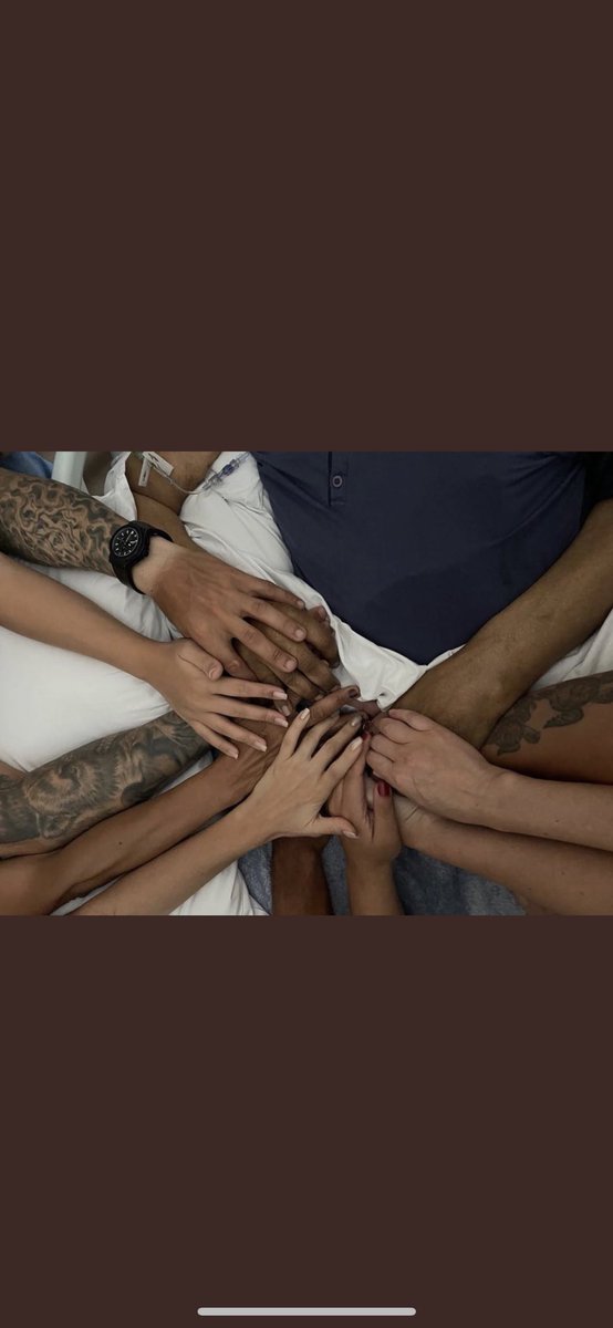 MenInBlazers's tweet photo. Pelé's daughter on Instagram: "Everything we are is thanks to you. We love you infinitely. Rest in peace. 💔"

📷 IG: iamkelynascimento https://t.co/FJxFD0DuEe