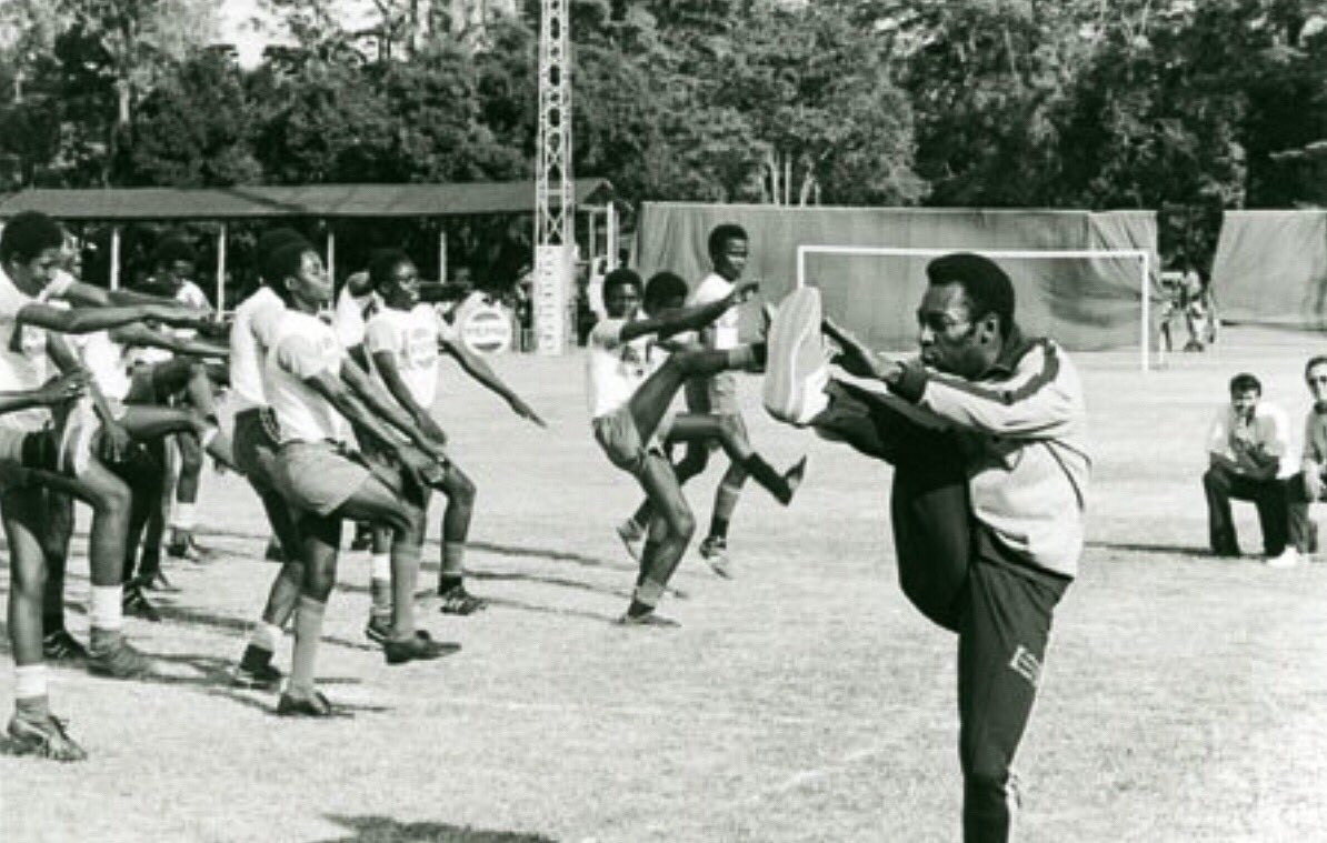 IngweFans's tweet photo. Pele training with @afcleopards players at Jamhuri Park, Nairobi, in 1976.

The mighty king of 'the beautiful game' has gone to rest.

Rest in Peace, Pele 💐 https://t.co/XtCdXDIbop