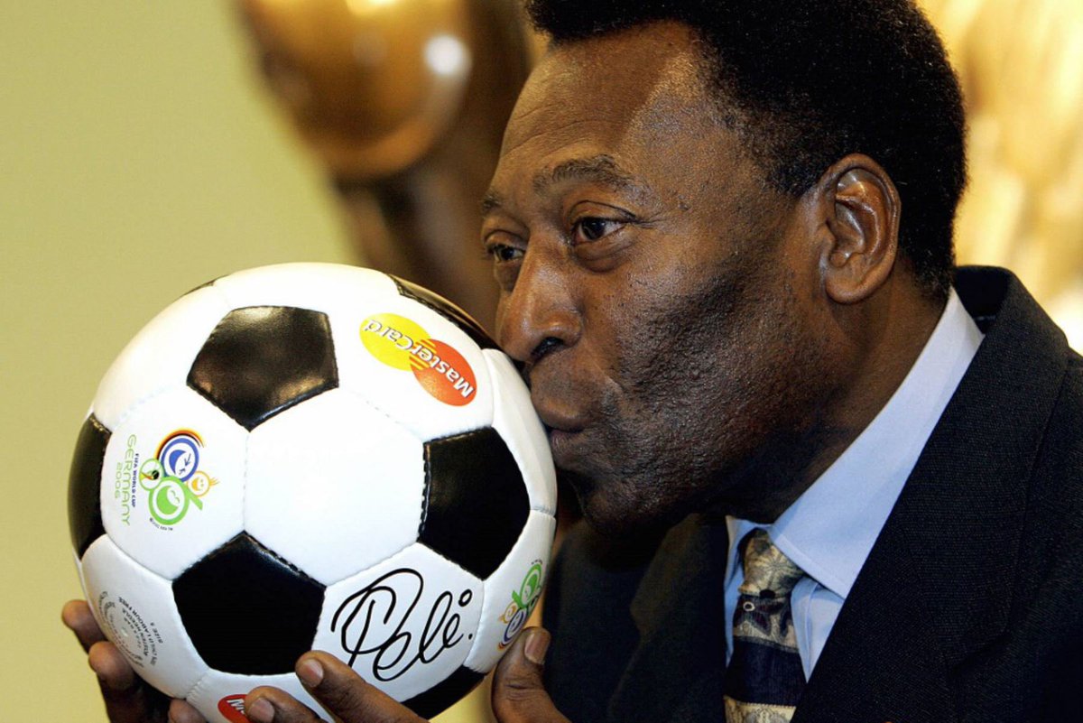 TheRedUK's tweet photo. Football lost a true legend today. RIP Pele! https://t.co/jRqaTQEDU1