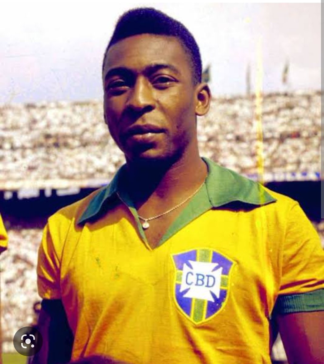 AndreDalledone's tweet photo. Infelizmente hoje morreu Edson Arantes do Nascimento.
Se não o maior ��dolo brasileiro de todos os tempos,um dos maiores ídolos mundiais.Não tive o prazer de testemunhar ele jogando ao vivo,mas ouvi testemunhos de meu falecido pai e meu sogro,que tiveram a oportunidade de vê-lo. https://t.co/YXow4XvImi