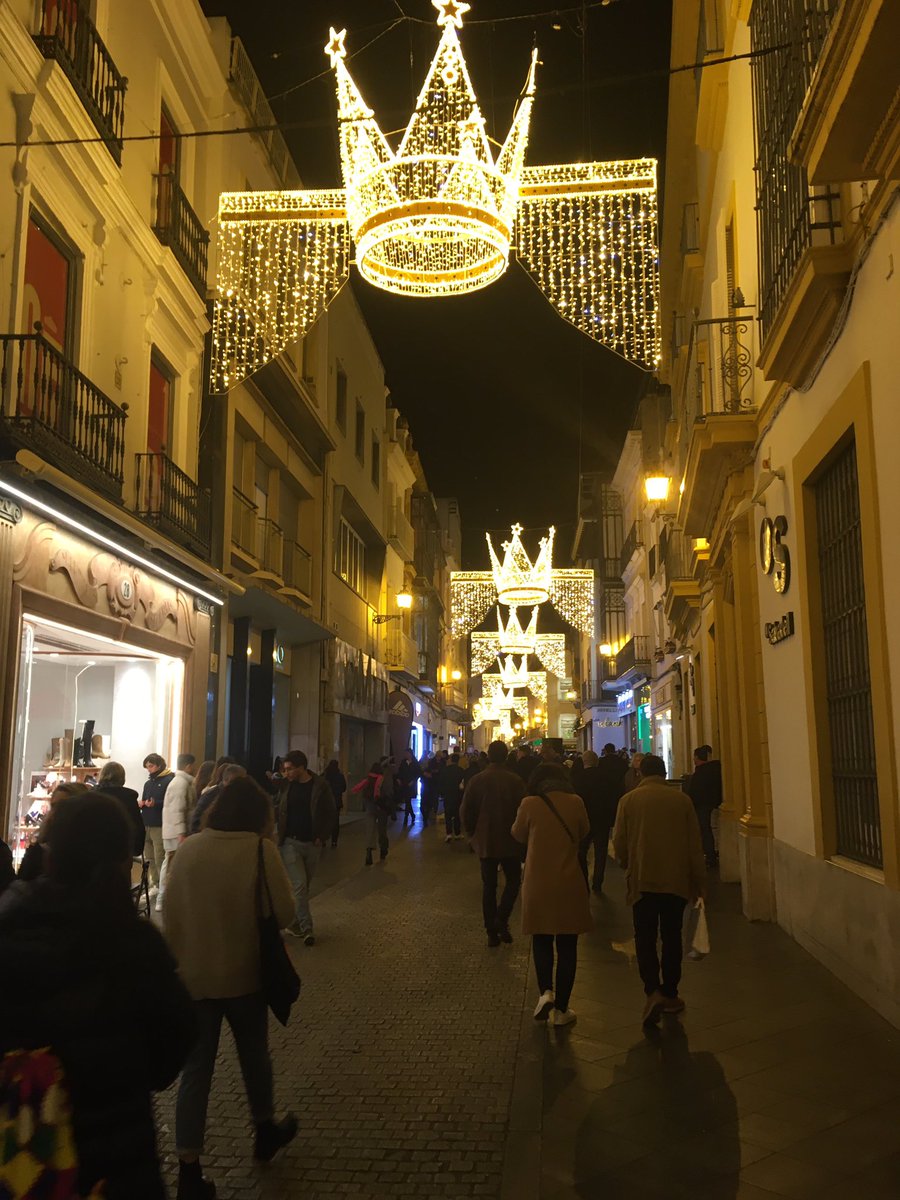 zeluispalma's tweet photo. Quanto mais venho a Espanha, mais gosto...esta cultura de rua, de tapear, beber una copa enquanto se conversa, nada a ver com a cultura de supermercado e encafuarem-se em casa dos tugas, neuróticos, isolados, a verem na tv as tristezas da vida...o espelho deles próprios...🤮🤢❌ https://t.co/pXhqntv1lW