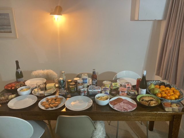 haguekat's tweet photo. @jordannorth1 rate our picky tea Twixmas holiday special #happyplace https://t.co/cVlpRgjUqt
