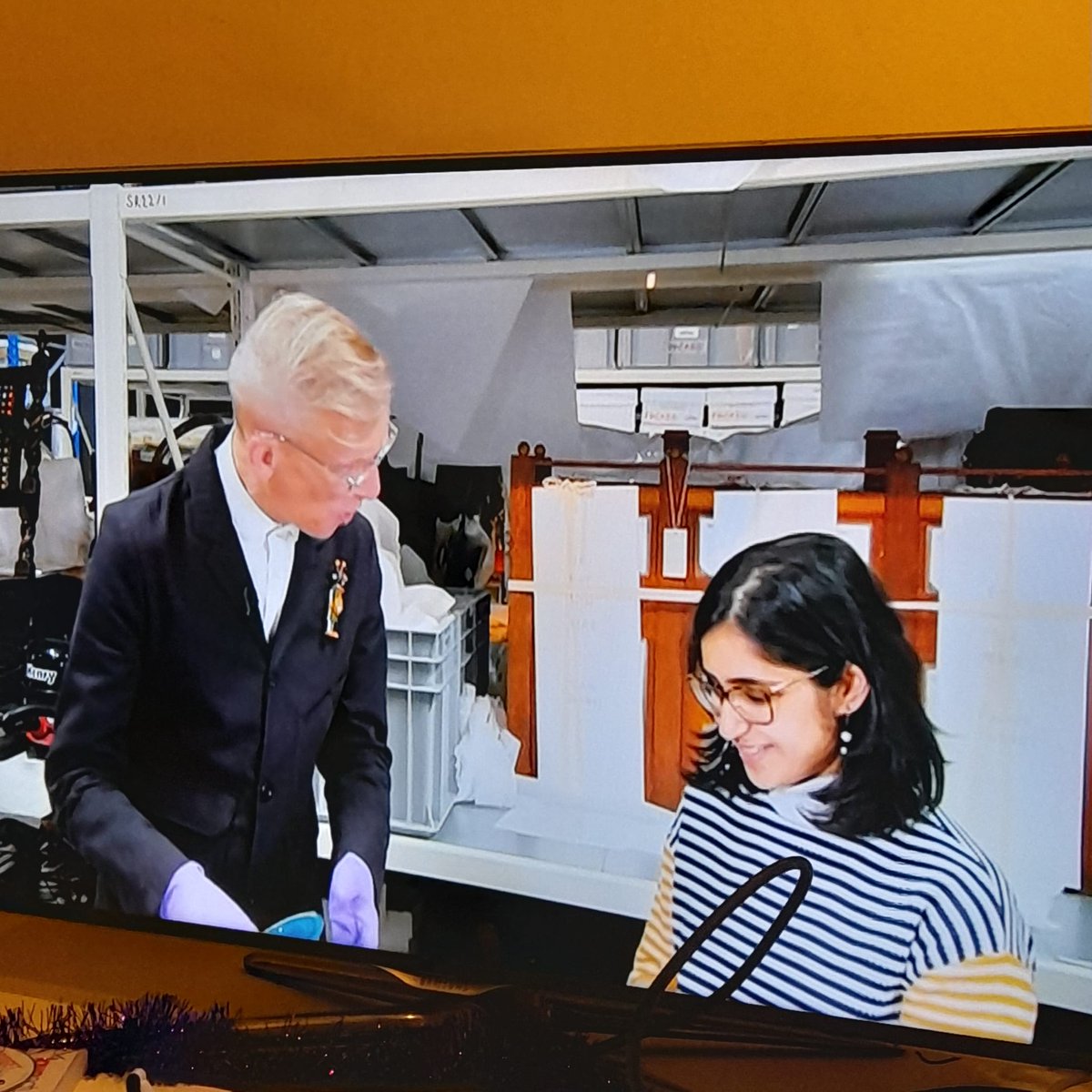 shrabanibasu_'s tweet photo. Was great to see my daughter Tanaya on the @BBC #AntiqueRoadShow tonight. She was talking about the dolls house at the Victoria & Albert Museum. #YoungV&A. @tanayabds https://t.co/yyULsFk3ST