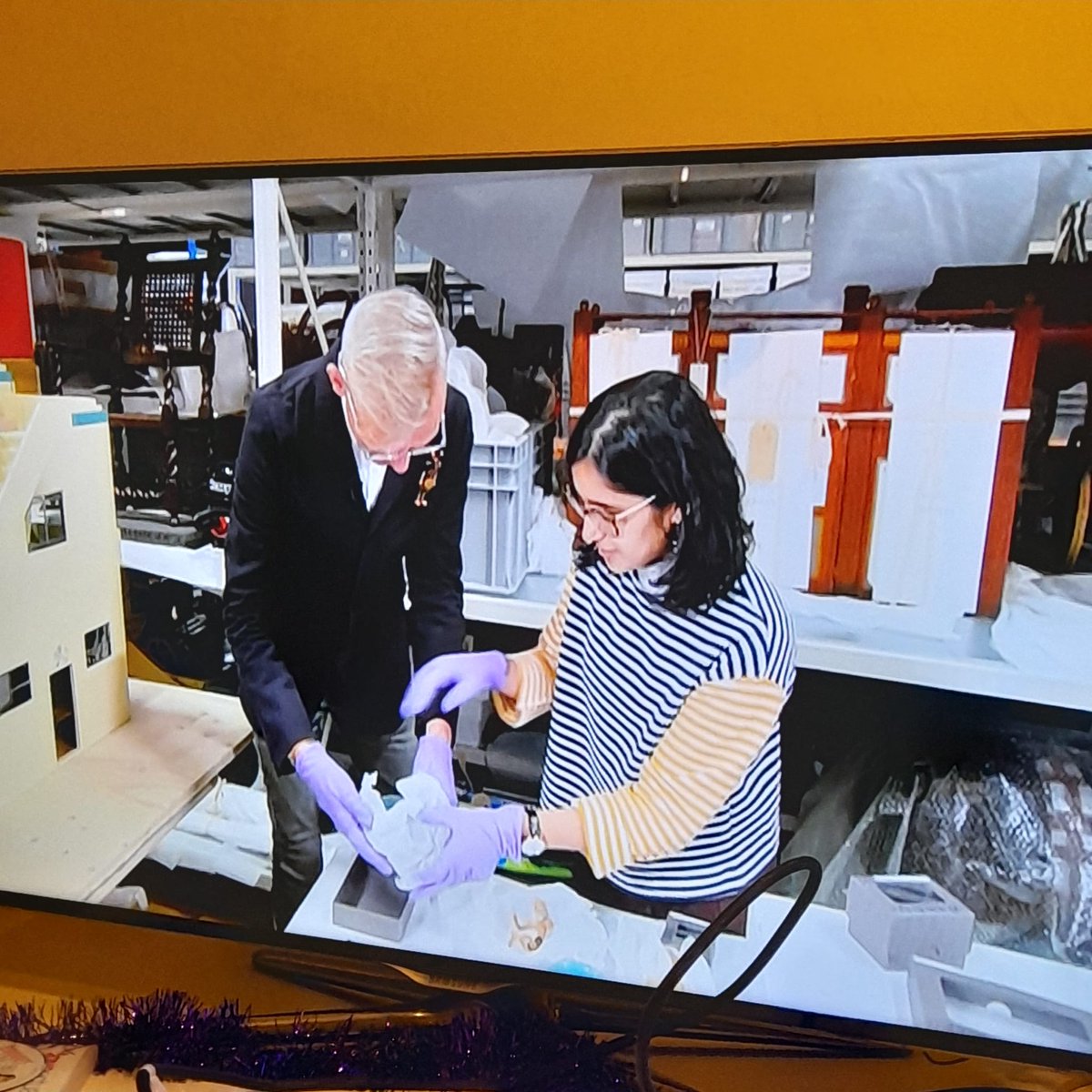 shrabanibasu_'s tweet photo. Was great to see my daughter Tanaya on the @BBC #AntiqueRoadShow tonight. She was talking about the dolls house at the Victoria & Albert Museum. #YoungV&A. @tanayabds https://t.co/yyULsFk3ST
