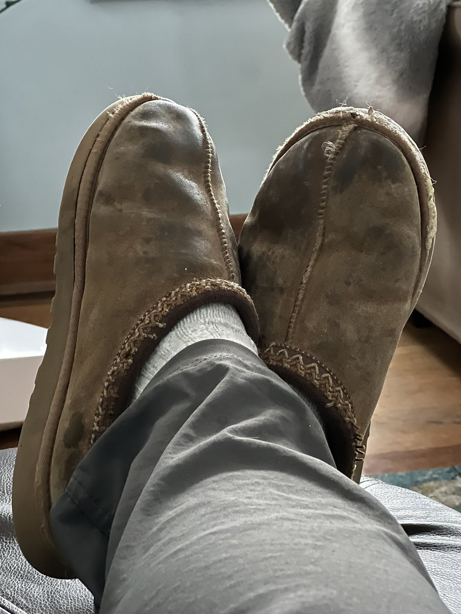 SalmiRegina's tweet photo. @morganhousel These Ugg slippers are 20 years old. Worn daily. https://t.co/qxPQHcAooT