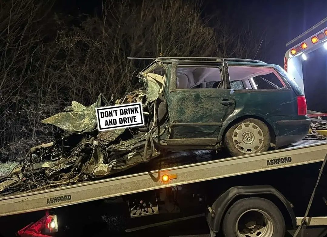KentSpecials's tweet photo. This driver decided to get behind the wheel after drinking alcohol. Lucky for him, somehow... no serious injuries.
#poortrees🌳 #rekless #fatal4 #justdontdoit #SCEast ^JJ https://t.co/dUV9TqUYsd