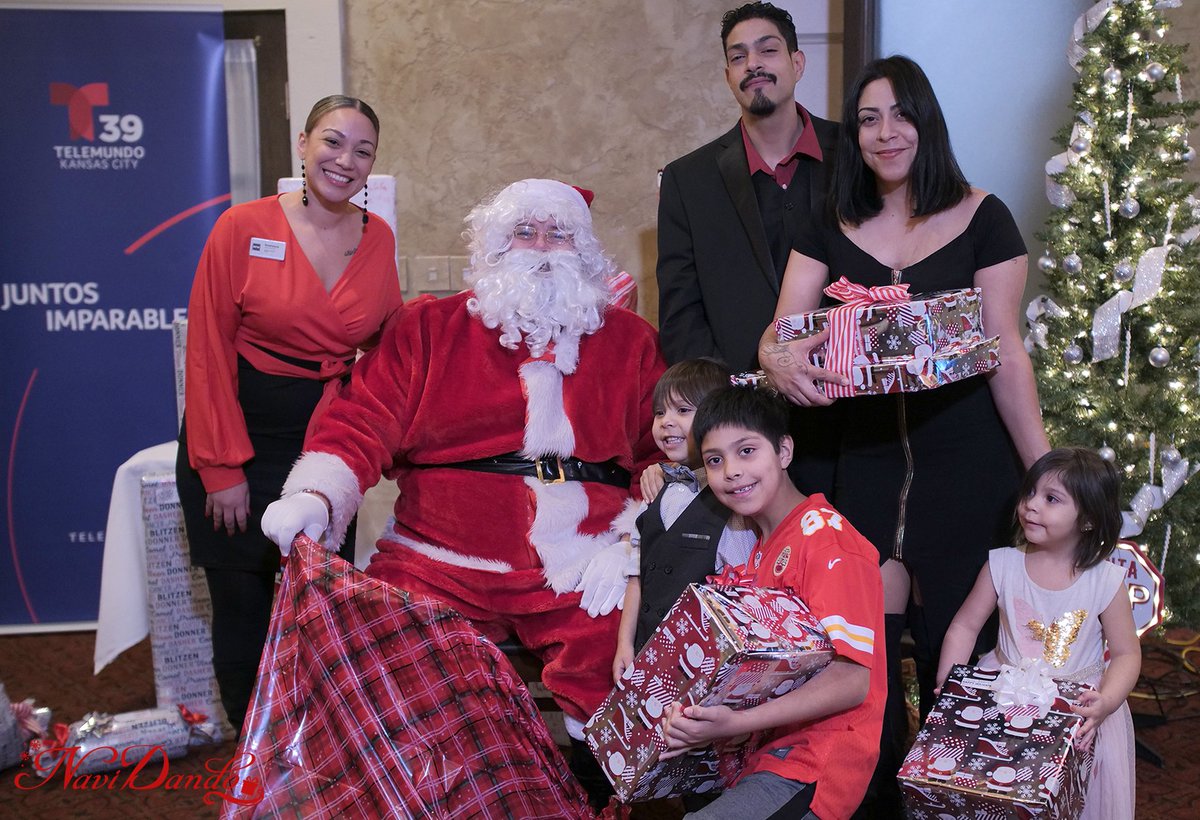 TelemundoKC's tweet photo. Queremos agradecer a @NFMtweets por el apoyo al evento #NaviDando en el que pudimos compartir sonrisas con familias hispanas de Kansas City.
#FelizNavidad #FelicesFiestas #FelicesFiestas2022 #NavidadEnKC #Navidando2022 #Navidando https://t.co/DnUjTZ1yYs