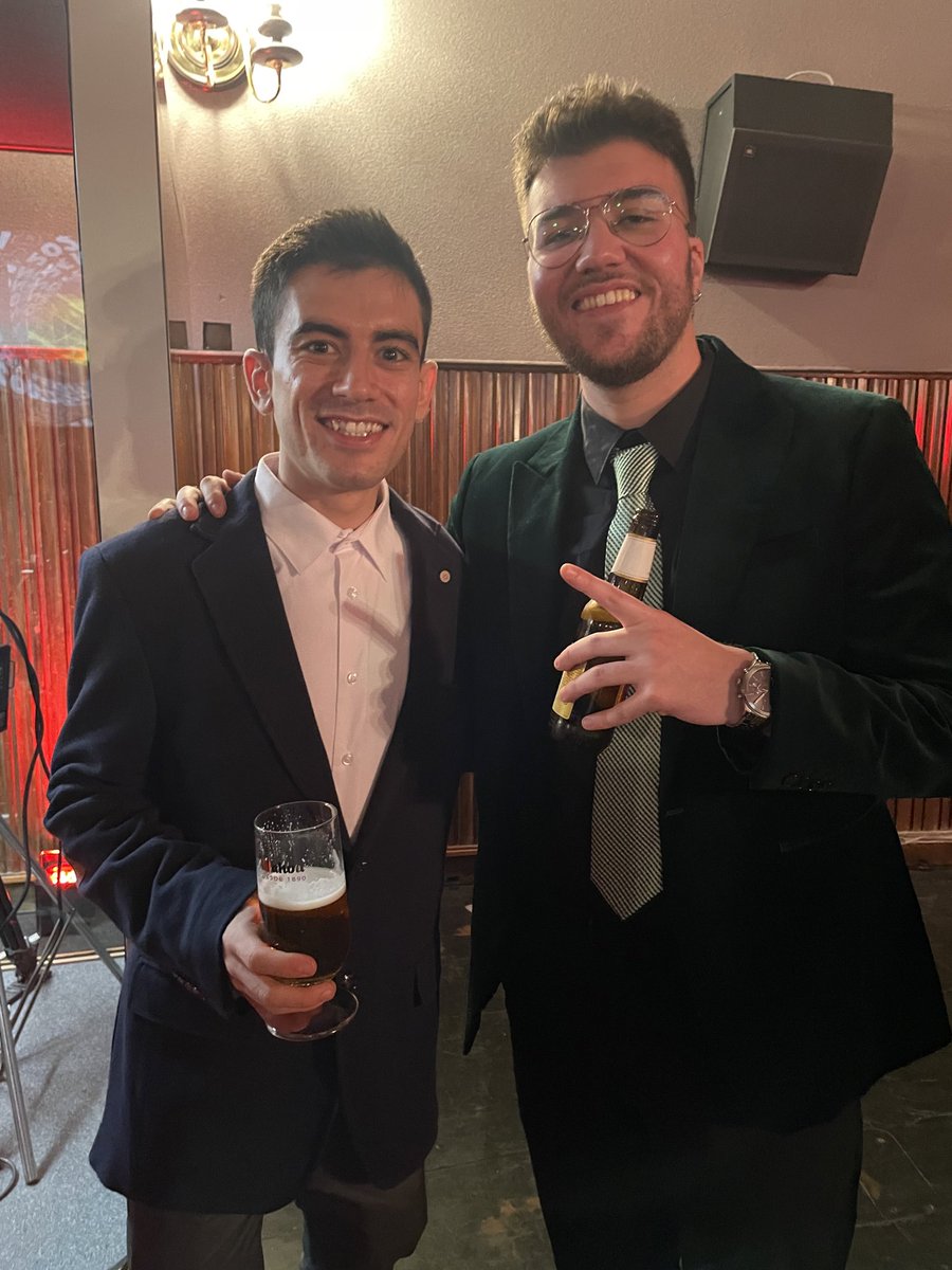 KeybladeRap's tweet photo. me ha pedido una foto este pibe, ni idea de quién es creo que es doctor o algo así jajaja un crack! https://t.co/qr1ojAwuvD