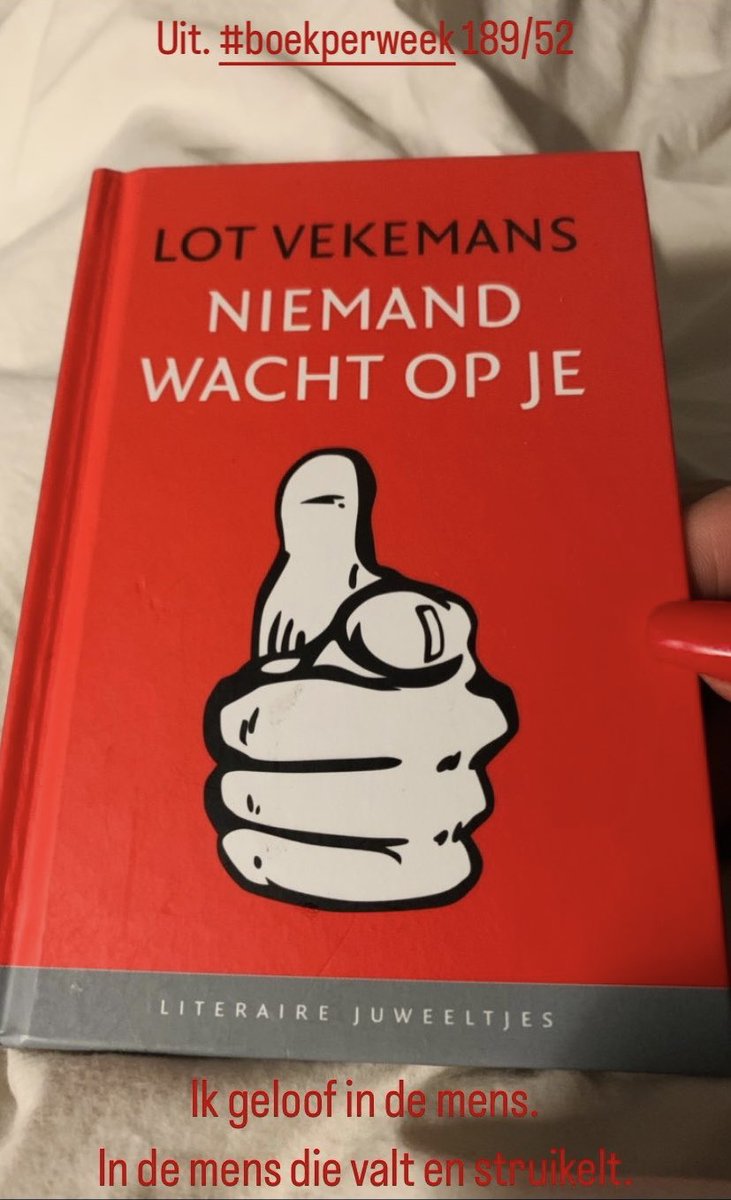 1974marjolein's tweet photo. Ik geloof in de mens
In de mens die valt en struikelt

Mijn ergernis
Mijn zaak 
Dat heb ik geleerd 
Mijn ergernis 
Mijn zaak 

Ik geloof juist dat we elkaar moeten ontmoeten 

Wat een hoop wijs- en mooiheid (?) in een klein boekje.
#boekperweek 
189/52 https://t.co/cpdszkUif2