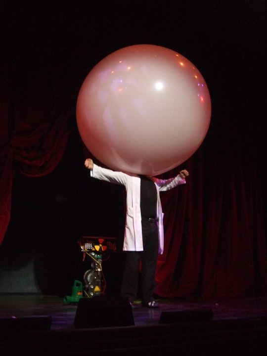AndrewPogsonUS's tweet photo. Such an airhead. #waltdisneytheatre #airhead #andrewpogson #sciencemagician #headliner #giantballoon #freddyfusion #sciencemagicshow https://t.co/8UxTYwpQaG
