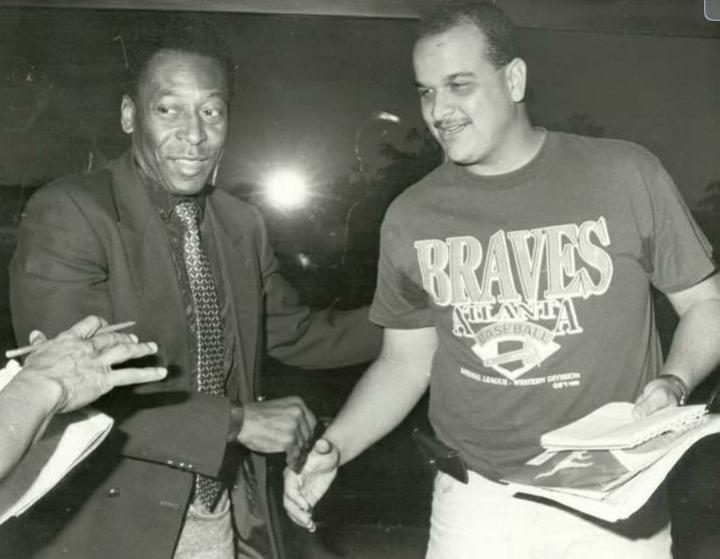 Rala1970's tweet photo. En 1994, en el Aeropuerto Internacional de Maiquetía, con el más grande del Fútbol, O Rei Pelé: De otra galaxia y único con 3 Copas Mundiales. Eterno!!! https://t.co/ZxqNez9Crl