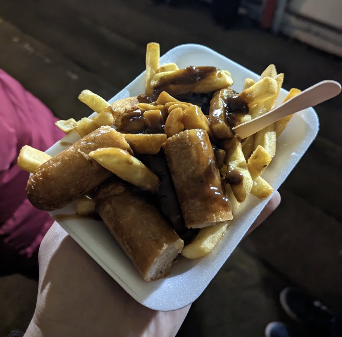 FootyScran's tweet photo. Sausage, chips and gravy at Stourbridge FC (@StourbridgeFC) 

💷 £5 https://t.co/fOthuPSa40