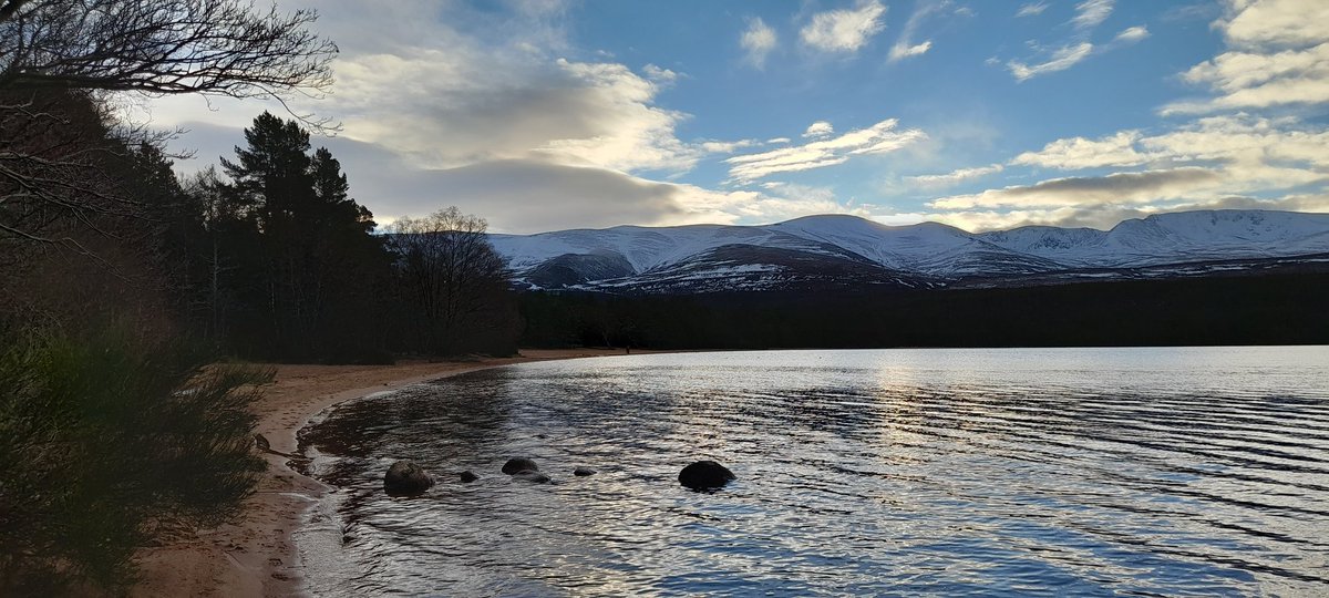 Jim_Aram's tweet photo. Lovely day with strange, mixed emotions. Visited @CairngormMtn. Last time it was 27°C, today more like 27F, then visiting @nationaltrust #Culloden #Battlefield. Back in t'hotel reading+watching @Writer_DG #Outlander, @caitrionambalfe @SamHeughan listening to @MarillionOnline 🐟 https://t.co/XYVHhvRWQF