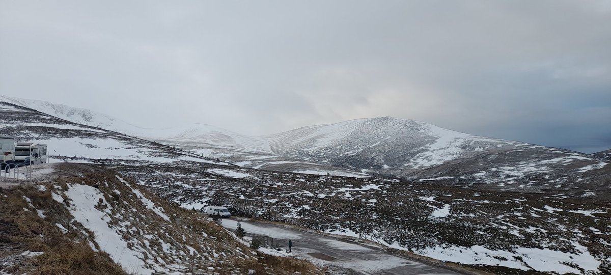Jim_Aram's tweet photo. Lovely day with strange, mixed emotions. Visited @CairngormMtn. Last time it was 27°C, today more like 27F, then visiting @nationaltrust #Culloden #Battlefield. Back in t'hotel reading+watching @Writer_DG #Outlander, @caitrionambalfe @SamHeughan listening to @MarillionOnline 🐟 https://t.co/XYVHhvRWQF