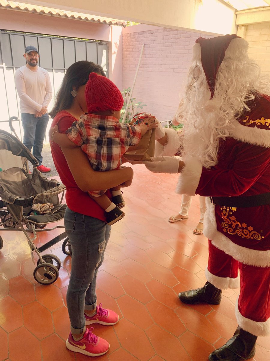 FunSialaVida_ES's tweet photo. ¡Gracias por tu regalo! 🎁
♥️Las mamitas y sus hijos te agradecen por darles tanta alegría esta navidad! 🎄
#Navidad2022 #HogarMariaIsabel https://t.co/I2YdBnwSCg