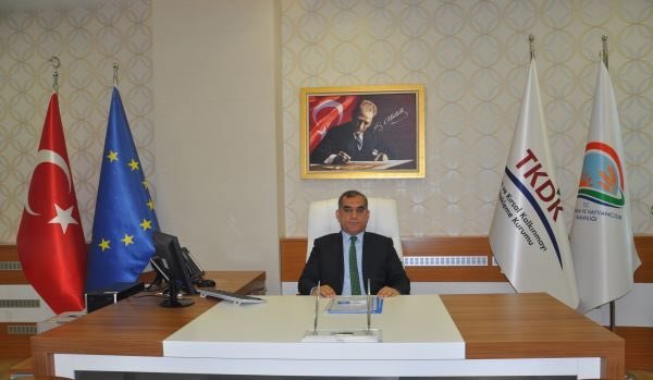 sadiksade1563's tweet photo. Göreve geldiği günden bu güne Şanlıurfamızın kırsal kalkınmadaki istikrarı için mücadele eden,bir çok işletmenin açılmasına vesile olan TKDK il koordinatörü şehrin Evladı sn @Dr_YETIM in görevden alınması ilimiz için büyük bir kayıptır.Urfalı bürokrat kıyımına son verilmelidir. https://t.co/1Rj3Xc58l5