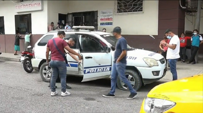 manabi_noticias's tweet photo. #URGENTE | #ECUADOR |
#Policía fue #balead0 durante enfrentamiento con #4saltantes. La bala le impactó en el rostro y le fracturó varios huesos.
TODOS LOS #DETALLES AQUÍ:https://t.co/rz6eCA6lgU https://t.co/K0y4ITuzm5