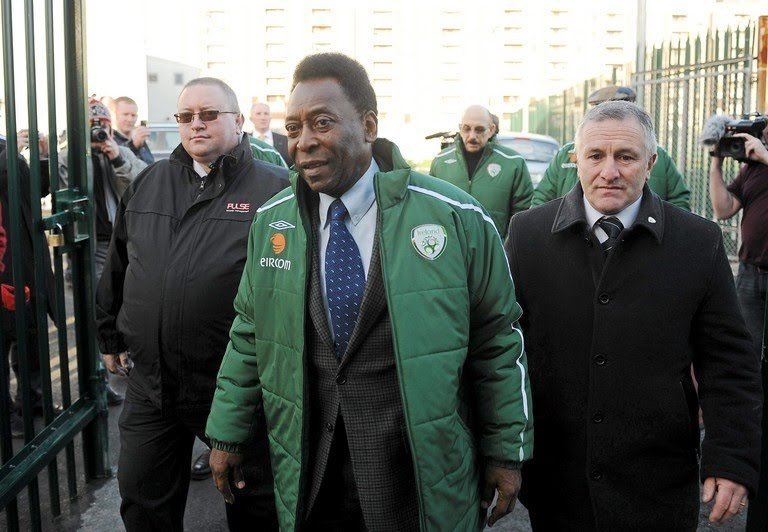 irish_pics's tweet photo. Pele arrives in Ballymun in 2009 

In official Ireland merchandise too

RIP the greatest https://t.co/x0PGkFkSOU