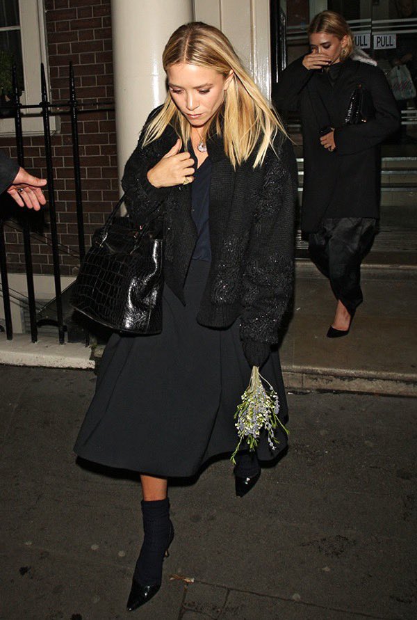 Mary-Kate and Ashley Olsen leaving a restaurant in NYC, 2013.
